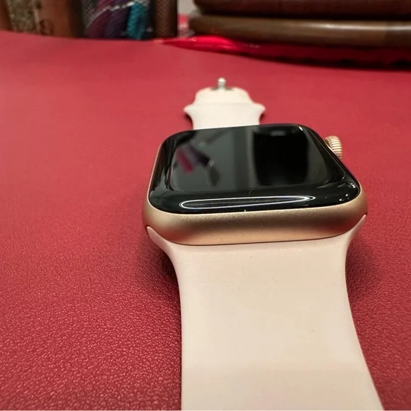 Series 5 Apple Watch - Rose Gold + 3 bands - Picture 6 of 13